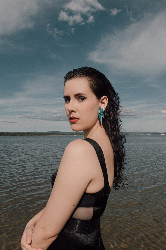 Hayleymarsten Verticalpromophoto